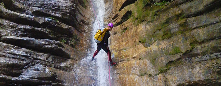 descente en rappel dans un canyon